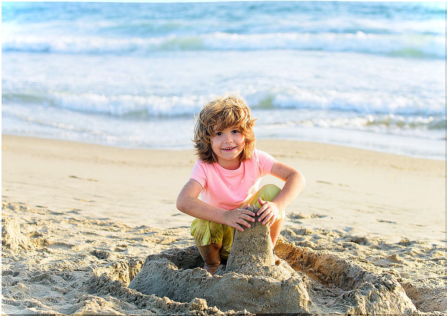 5 things your child learns when he plays with sand