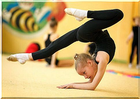 Artistic gymnastics for children, a sport that implies multiple benefits