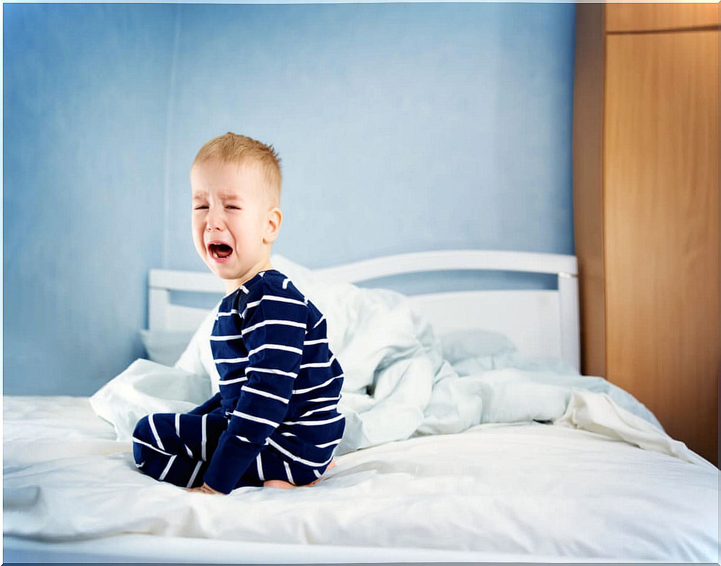 Baby crying because he does not want to sleep due to the regressive behaviors that he is suffering after the birth of his sister.