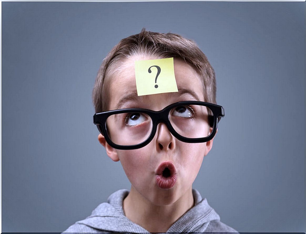 Child with a post-it on his head as a sign of critical thinking.