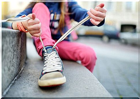 How to teach a child to tie shoelaces?