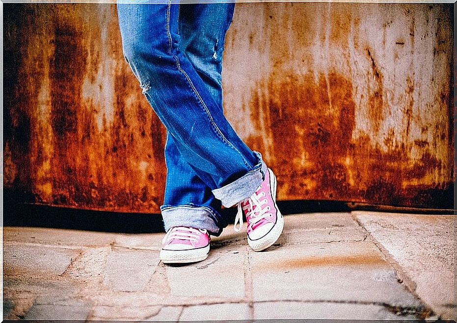 Teaching a child to tie shoelaces is a fundamental task in their growth.