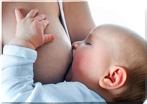 Mixed breastfeeding is one of the methods of feeding your baby.