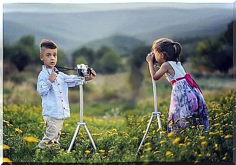 Children also learn to socialize in photography courses for children.