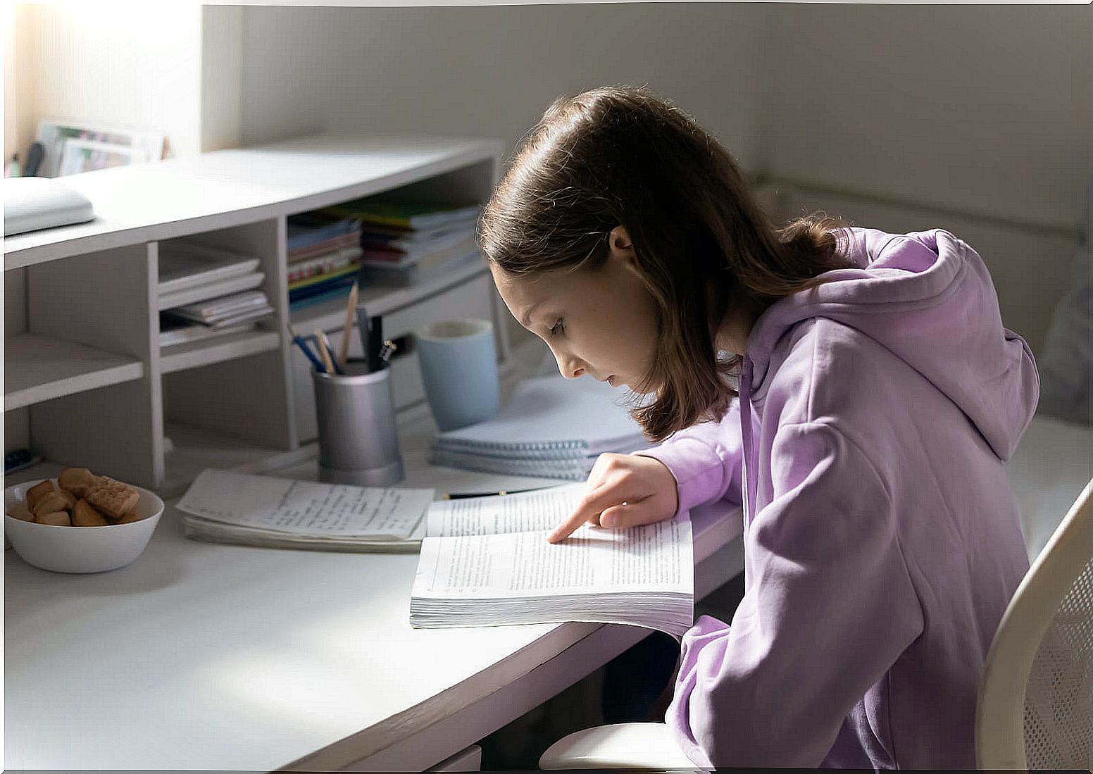 Adolescent girl in her room studying applying one of the learning self-regulation techniques.