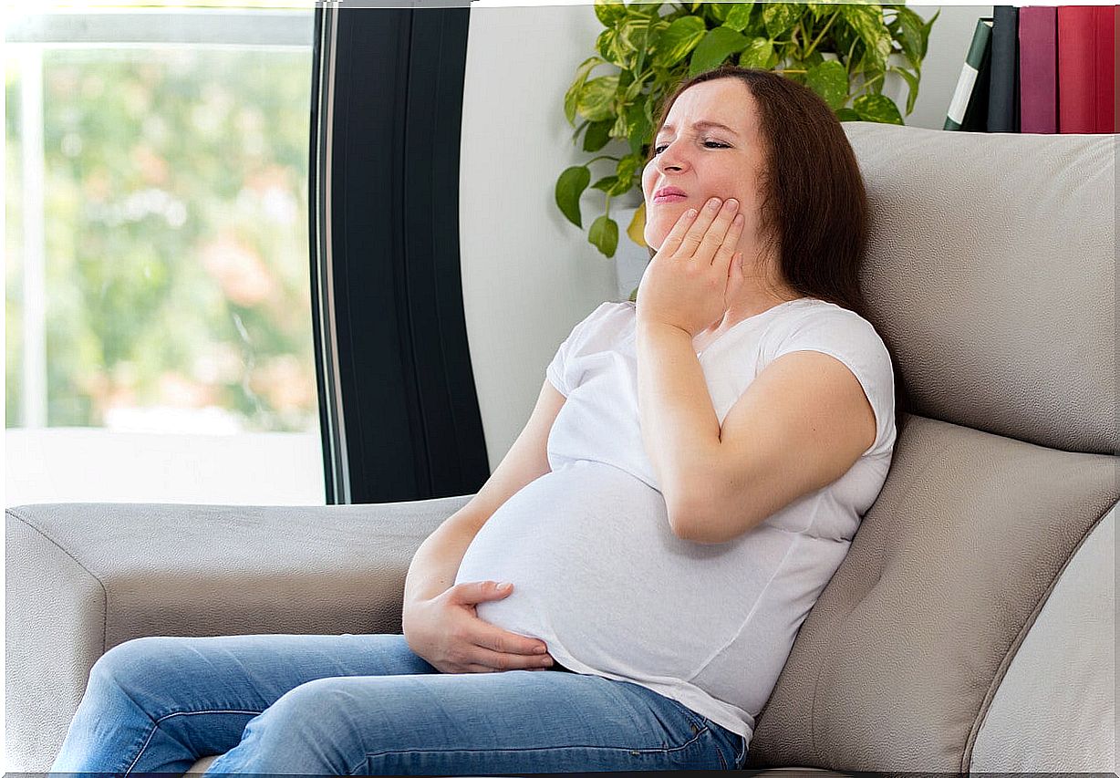 Woman with sensitive teeth during pregnancy.