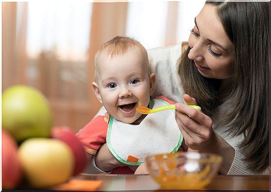 The baby's first porridges should not be sweetened or salted.