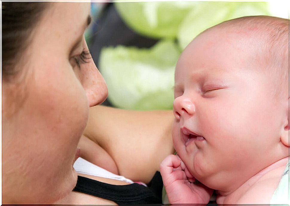 Mom with her newborn baby in her arms, following its evolution in its first year of life.