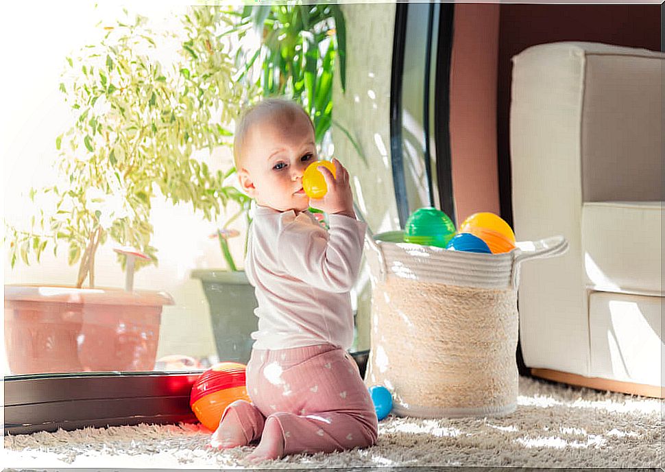 Baby playing with the treasure basket during its evolution in the first year of life.