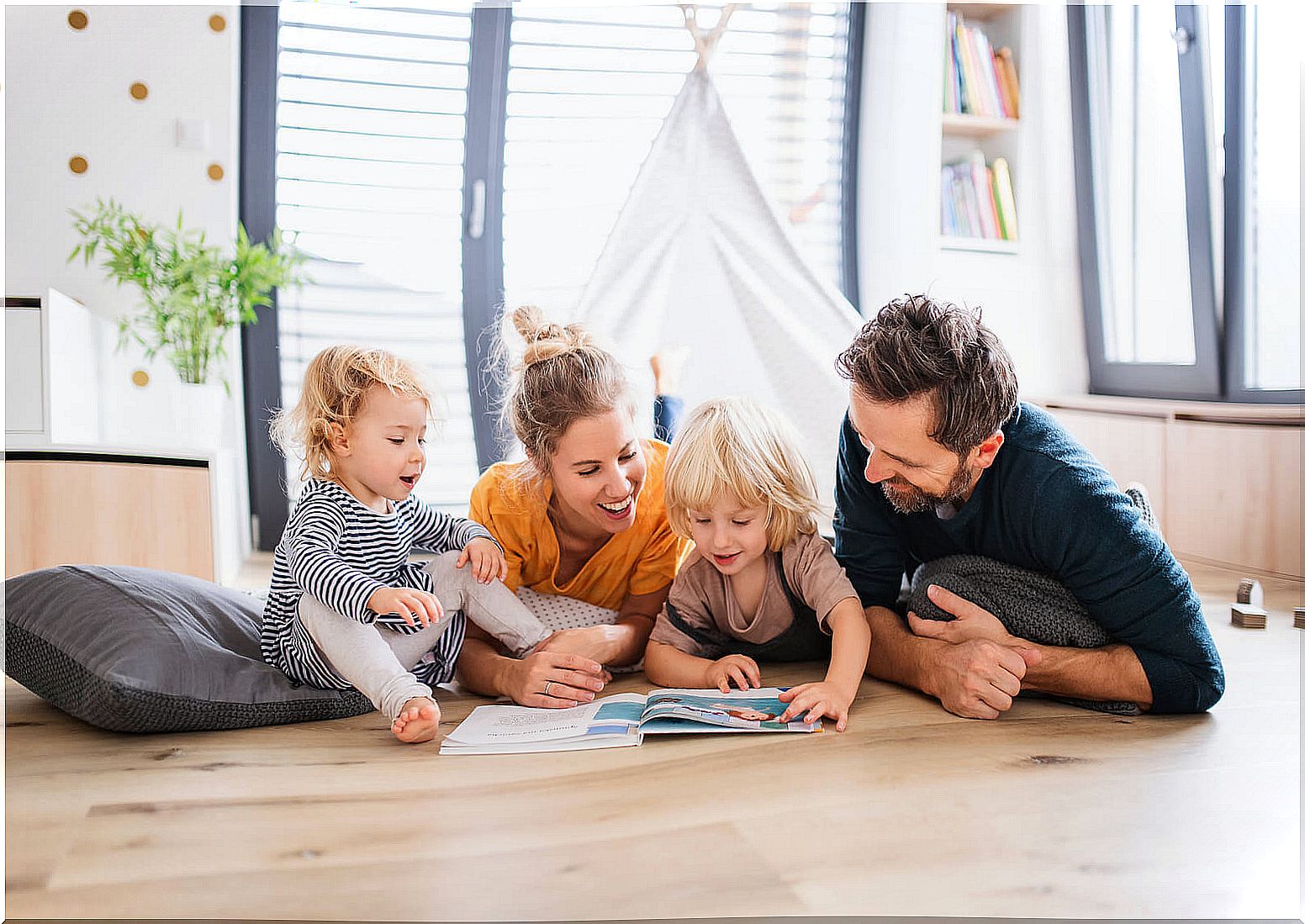 Parents reading to their children to develop critical thinking.