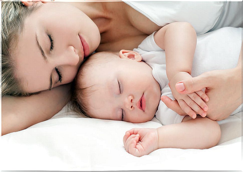 Mother sleeping with her son because sleep after the baby is born is very important.