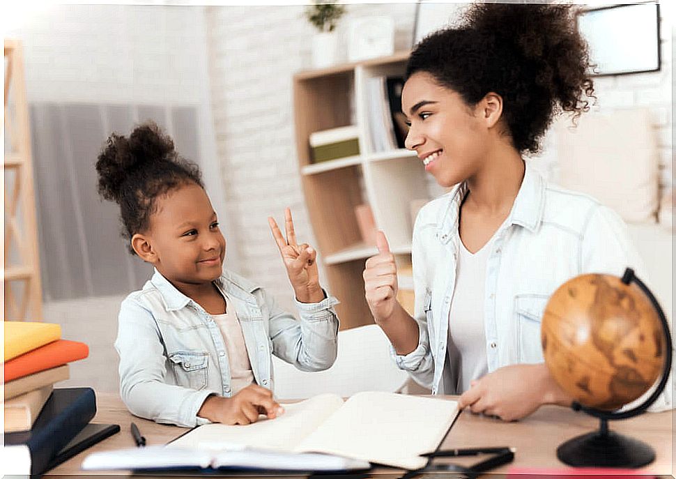 Mother helping her daughter to study with the PLEMA method.