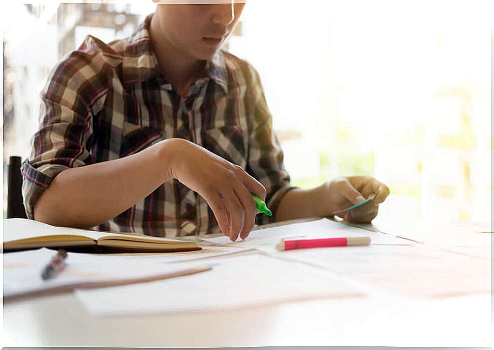 Students applying the underlining technique to study.