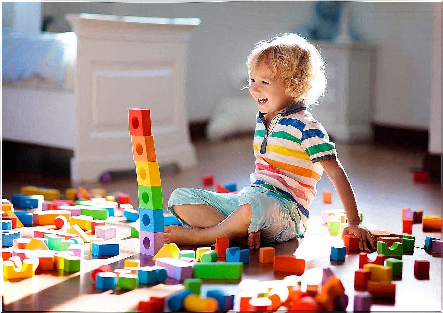 Child learning while playing thanks to creative play.