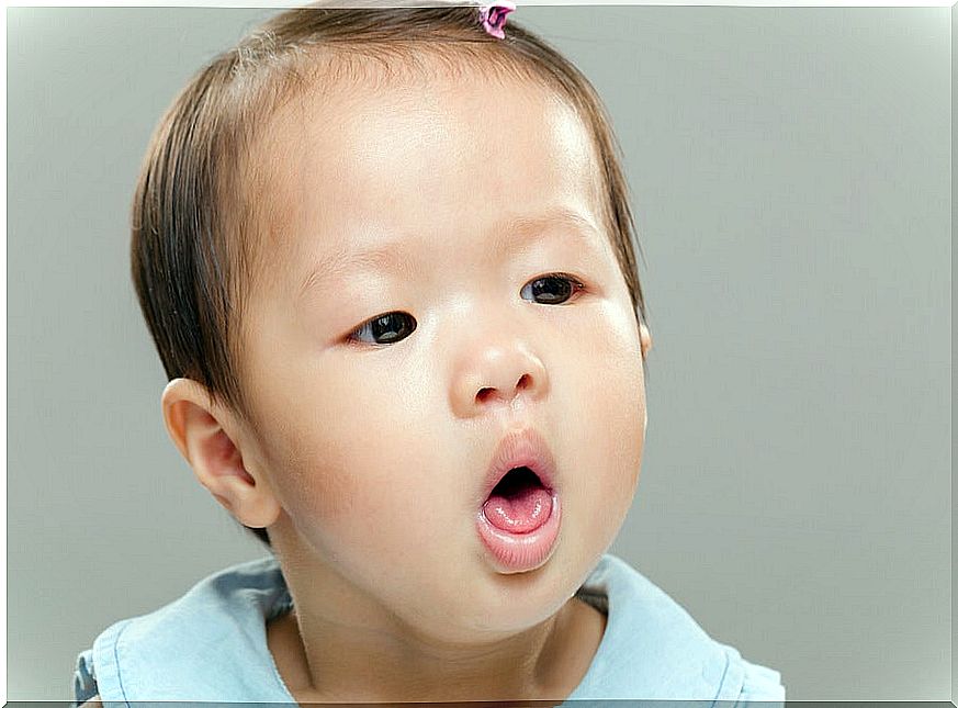 What to do if the baby chokes while eating?