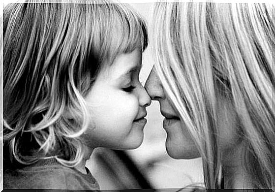 Kisses of affection and a mother to her daughter